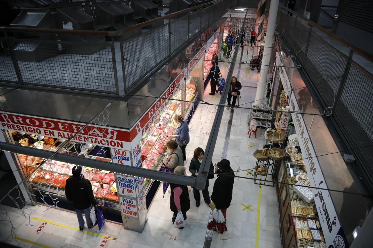 Clientes haciendo sus compras en el Mercado del Sur de Gijón. 