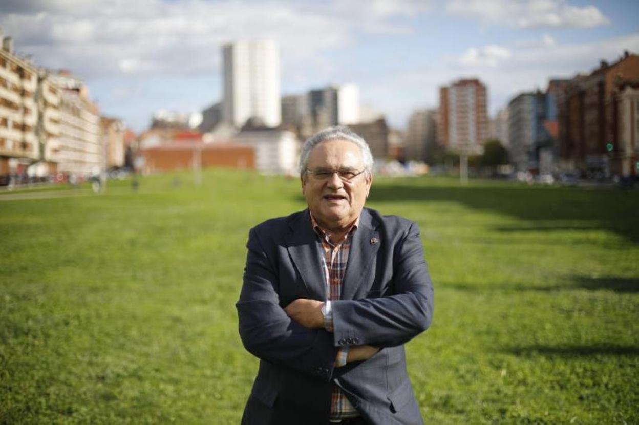 Ovidio de la Roza, en los terrenos del plan de vías, situados junto a la sede de Asetra en Gijón. 