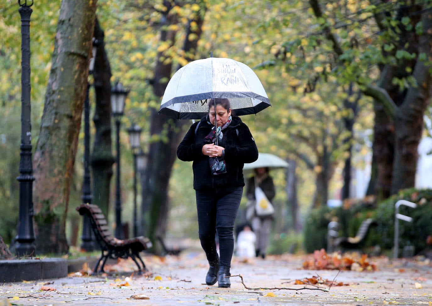 Fotos: El viento y el fuerte oleaje ponen en alerta a Asturias
