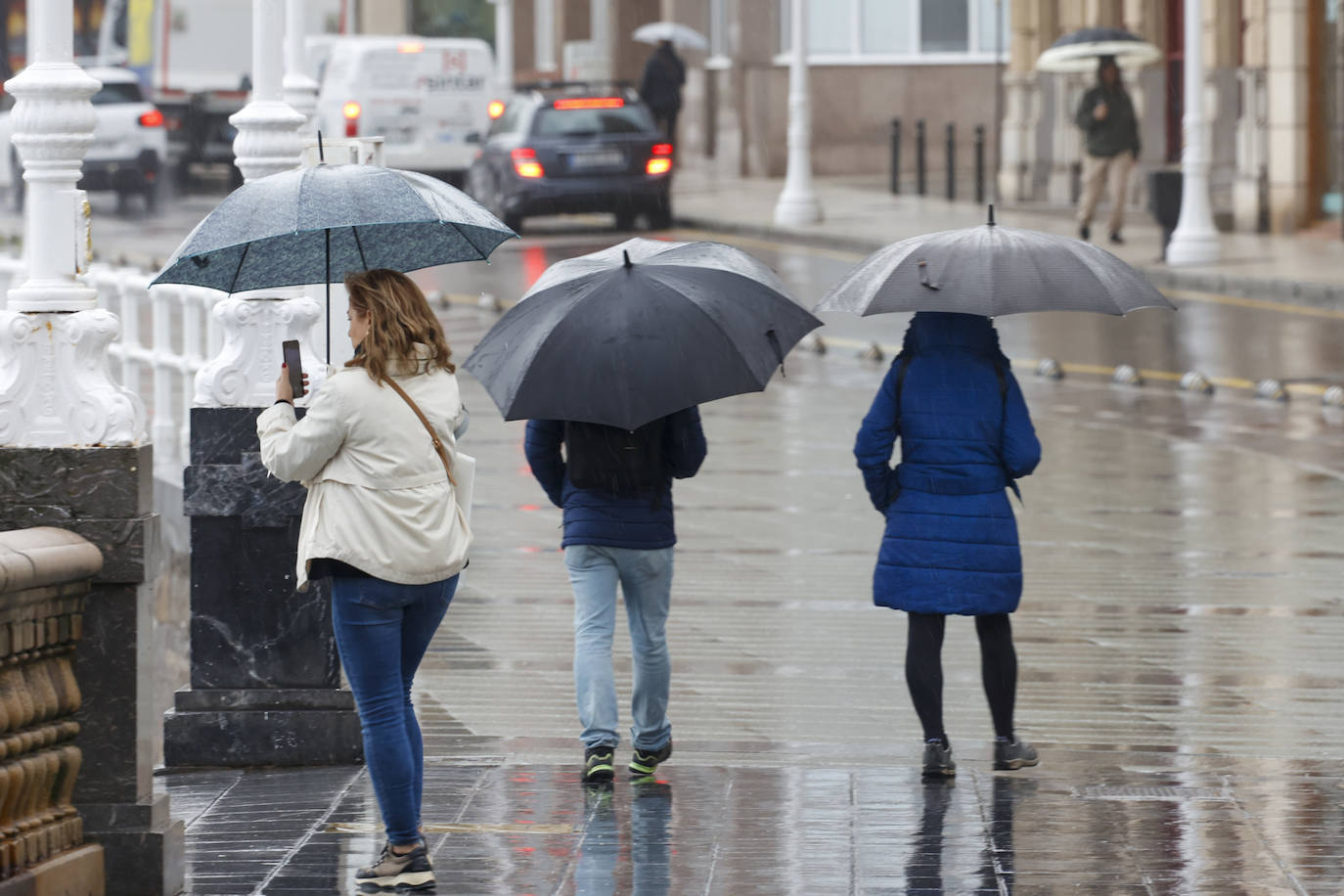 Fotos: El viento y el fuerte oleaje ponen en alerta a Asturias