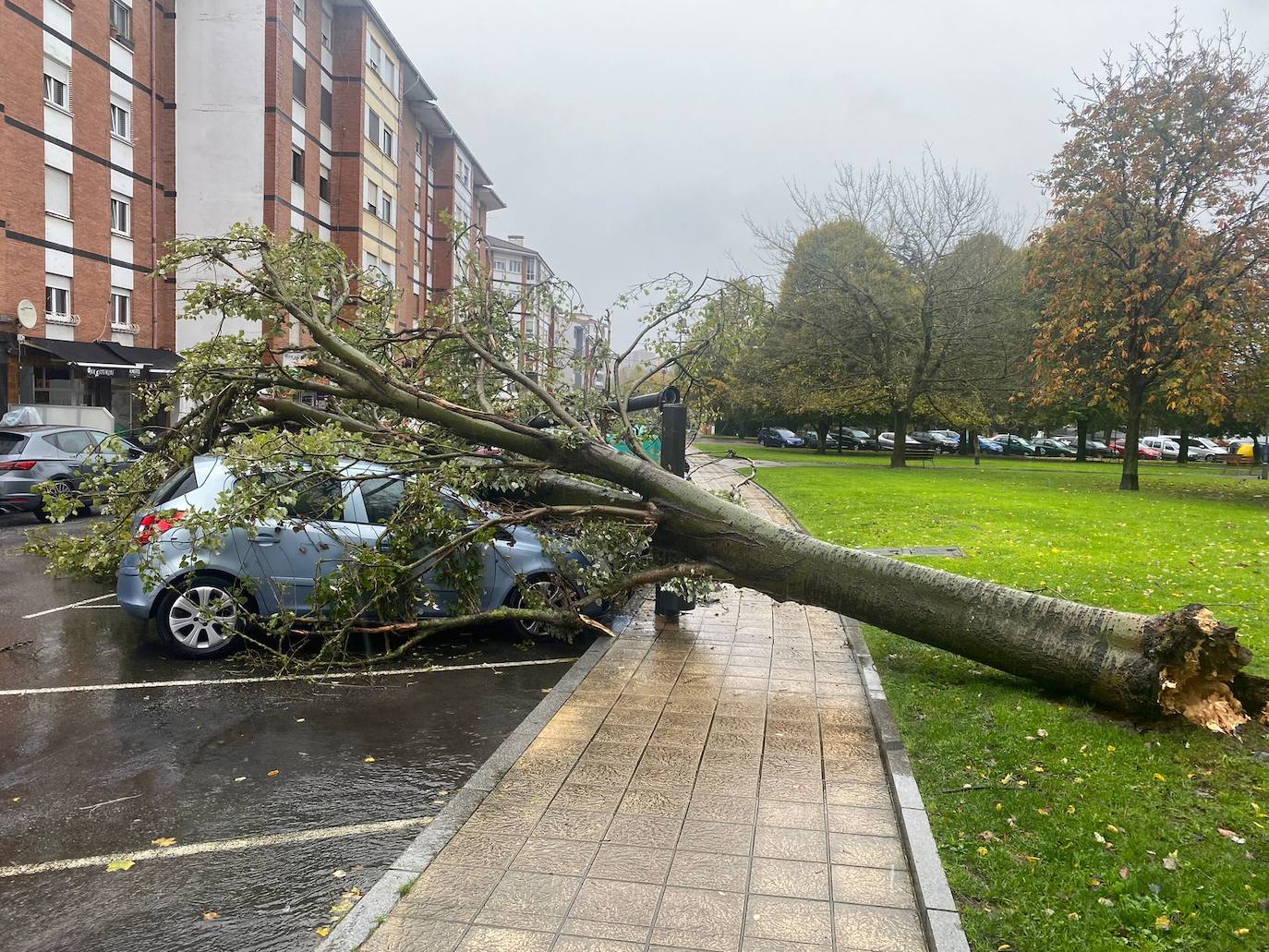 Fotos: El viento y el fuerte oleaje ponen en alerta a Asturias