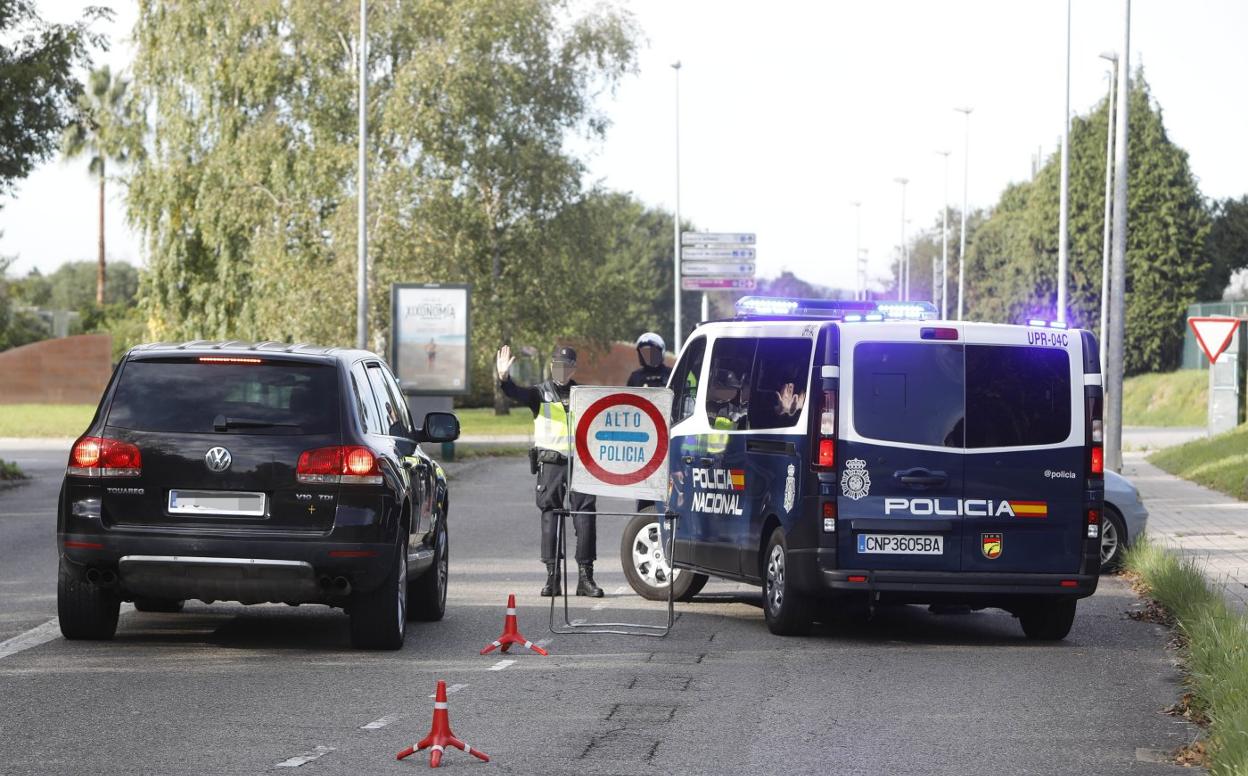 Control policial en las inmediaciones del Jardín Botánico Atlántico. 