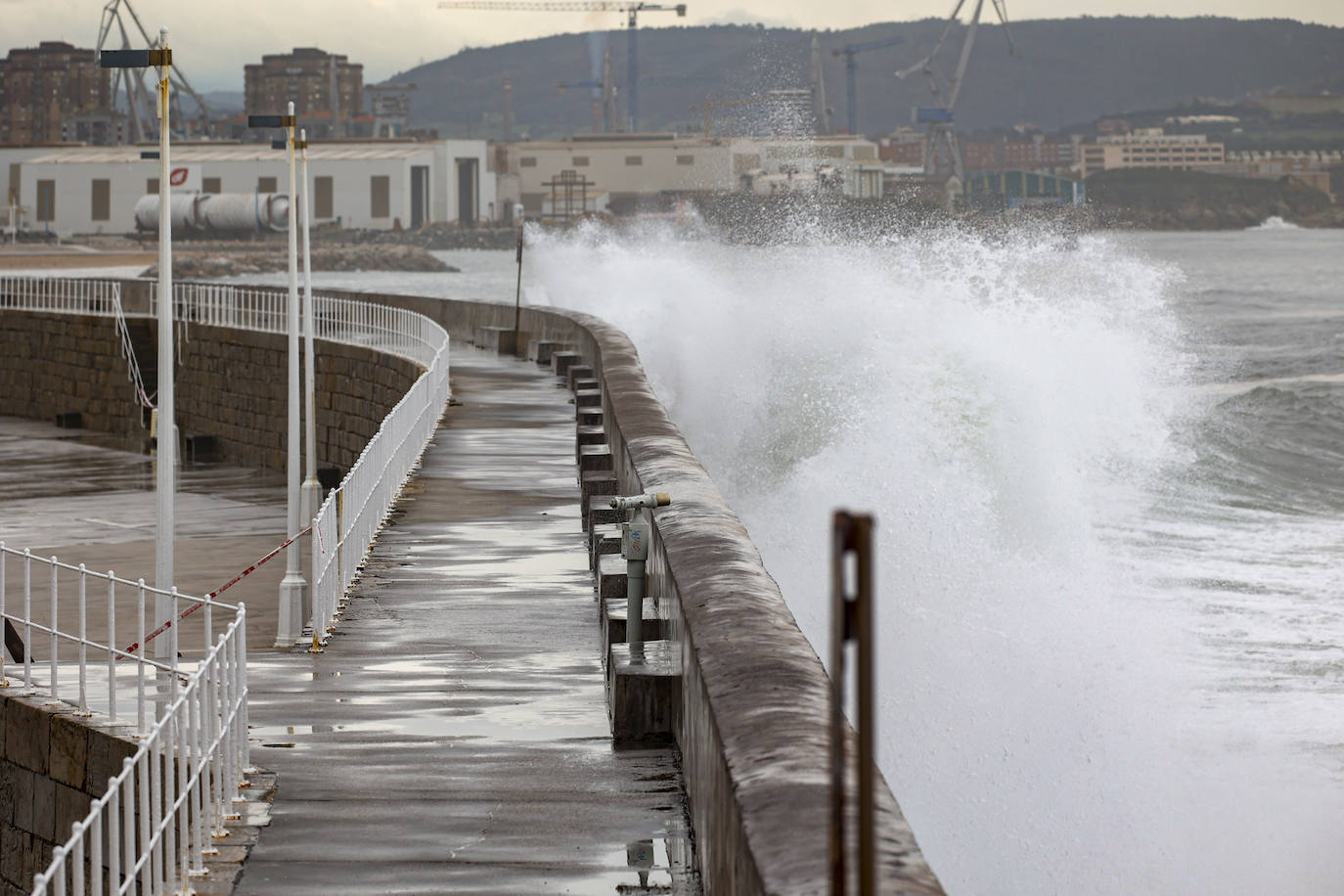 Fotos: El viento y el oleaje marcan el tiempo en Asturias