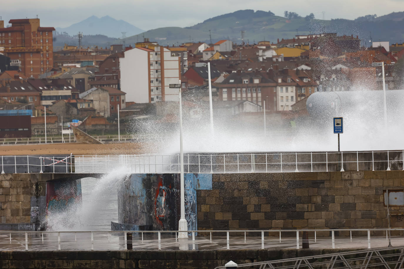 Fotos: El viento y el oleaje marcan el tiempo en Asturias