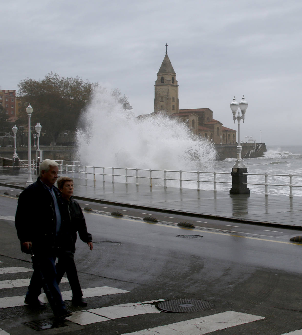 Fotos: El viento y el oleaje marcan el tiempo en Asturias