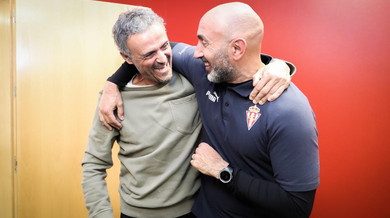 Luis Enrique bromea con Abelardo durante la reciente visita del seleccionador a El Molinón. 