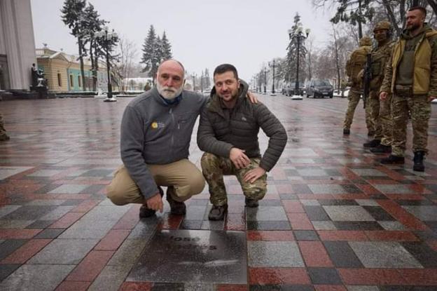 Zelenski reconoce la labor de José Andrés con una placa en el Paseo de los Valientes