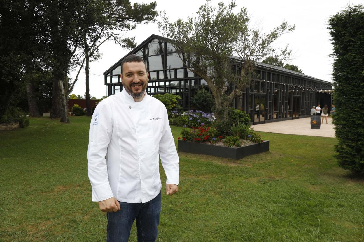 Elio Fernández frente a su restaurante Ferpel. 