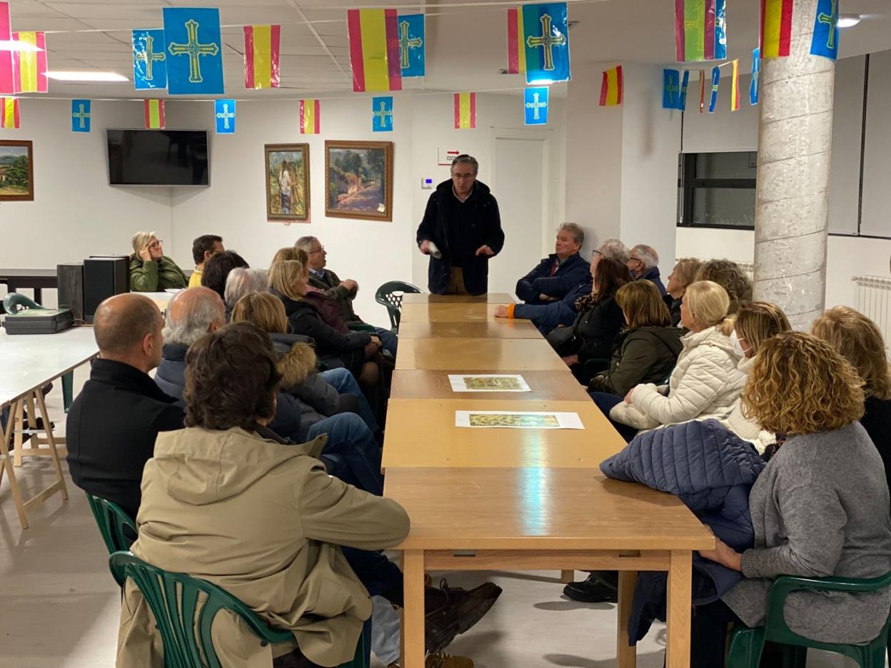 Pablo González (PP), ayer, con los vecinos de Castiello. 