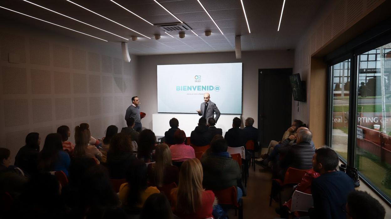 Luis Miguel Pérez, director de relaciones institucionales del Sporting observa a David Guerra, presidente ejecutivo del club, ayer, en Mareo.