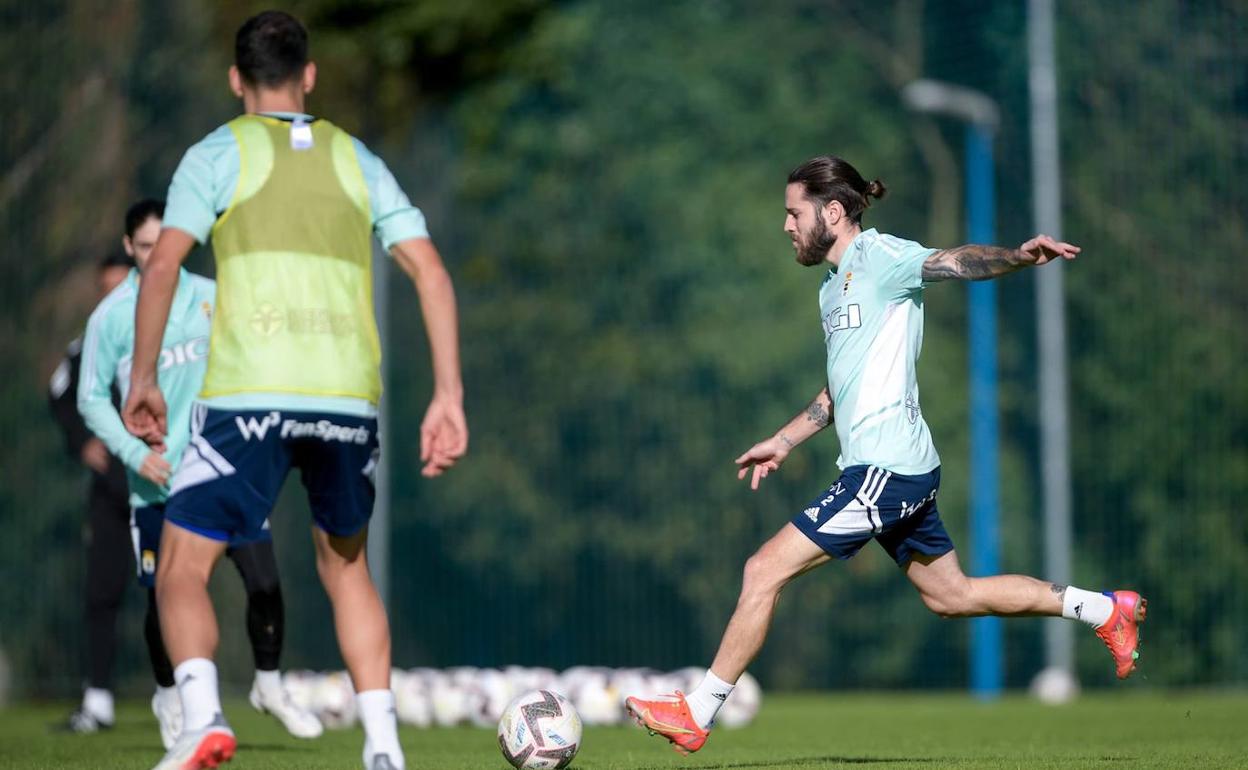 Miguelón en primer plano durante un entrenamiento del Real Oviedo.