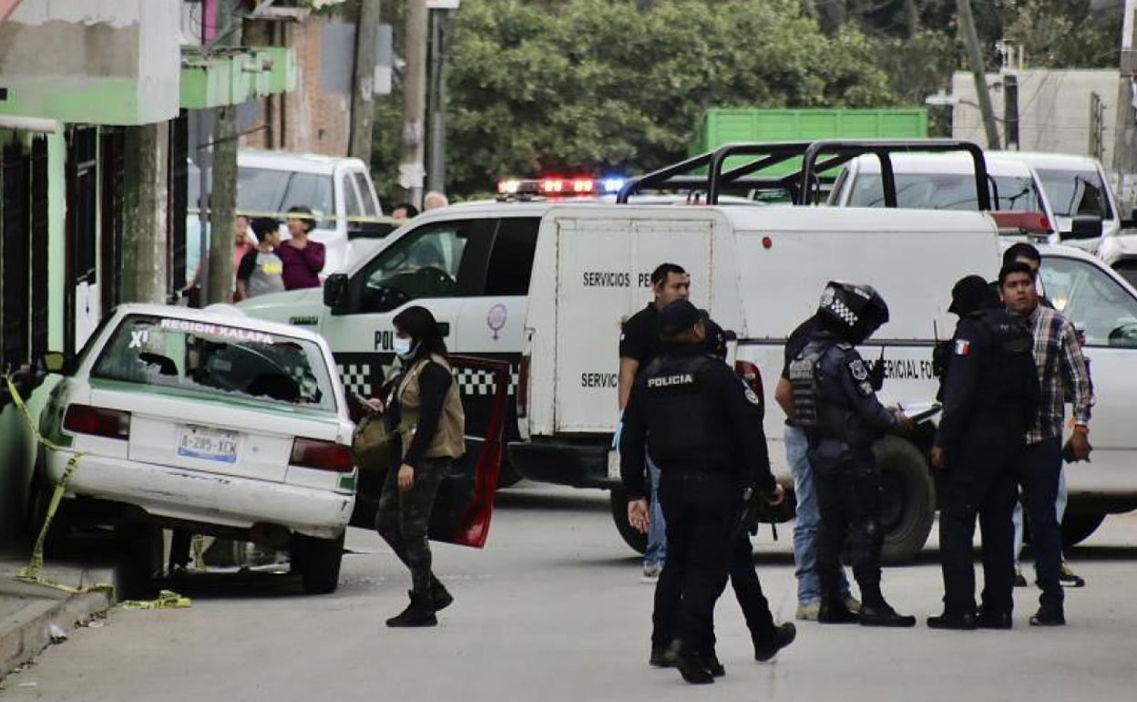 La Policía inspecciona la escena del crimen donde fue asesinado el periodista mexicano Pedro Pablo Kumul, en Veracruz. 