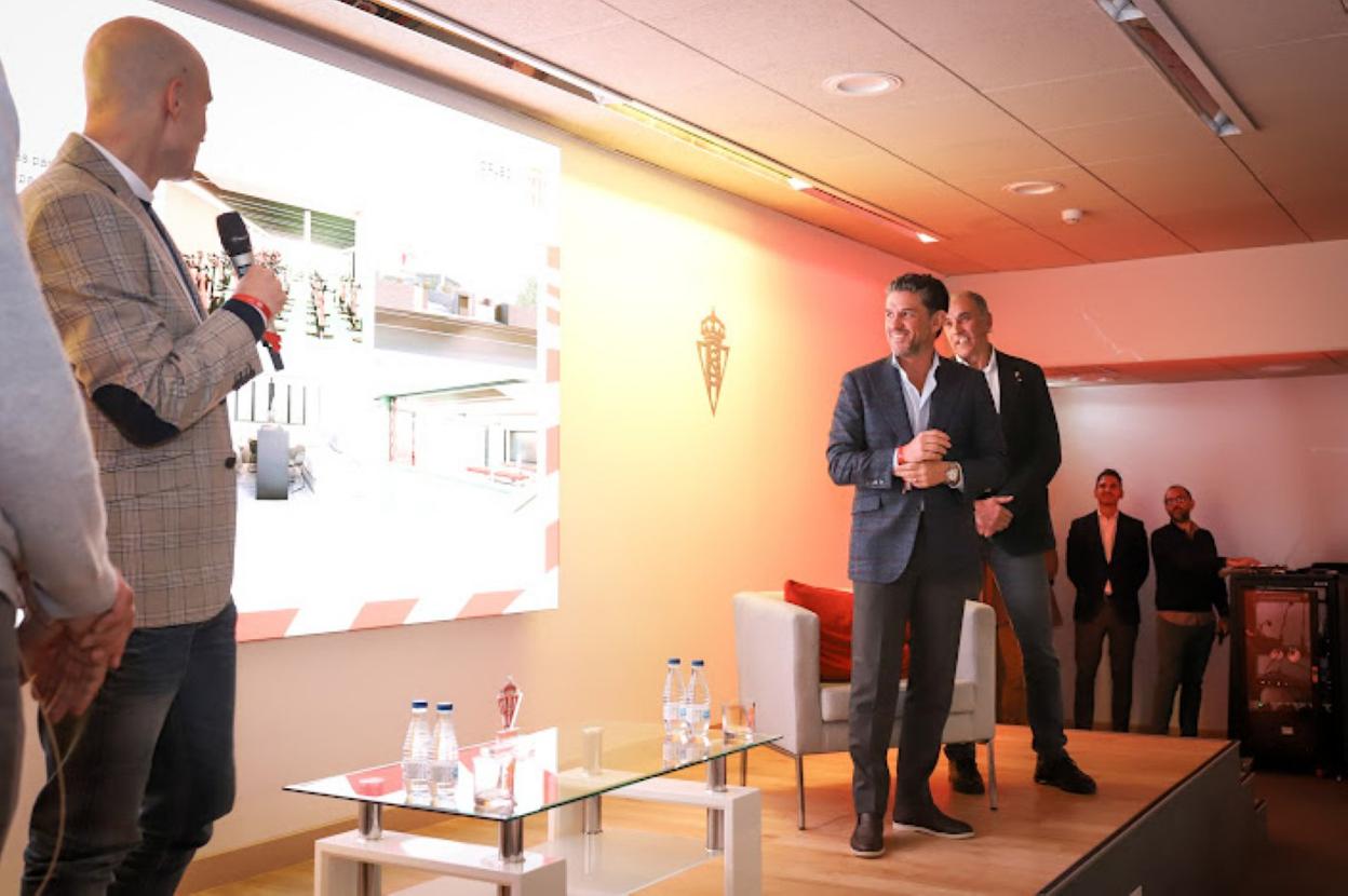 David Guerra, Irarragorri y Joaquín, ayer, en El Molinón, durante un encuentro que mantuvieron con empresarios. 