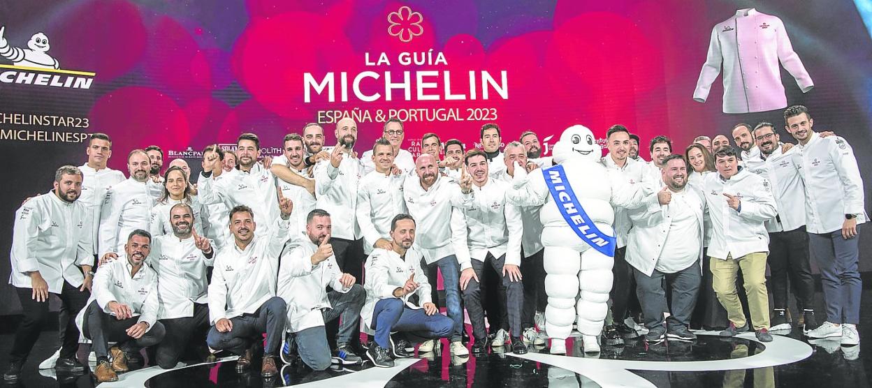 Los debutantes en la 'Guía Michelin de España & Portugal' en la categoría de una estrella, entre los que están los asturianos Elio Fernández y Xune Andrade, con el famoso muñeco. 