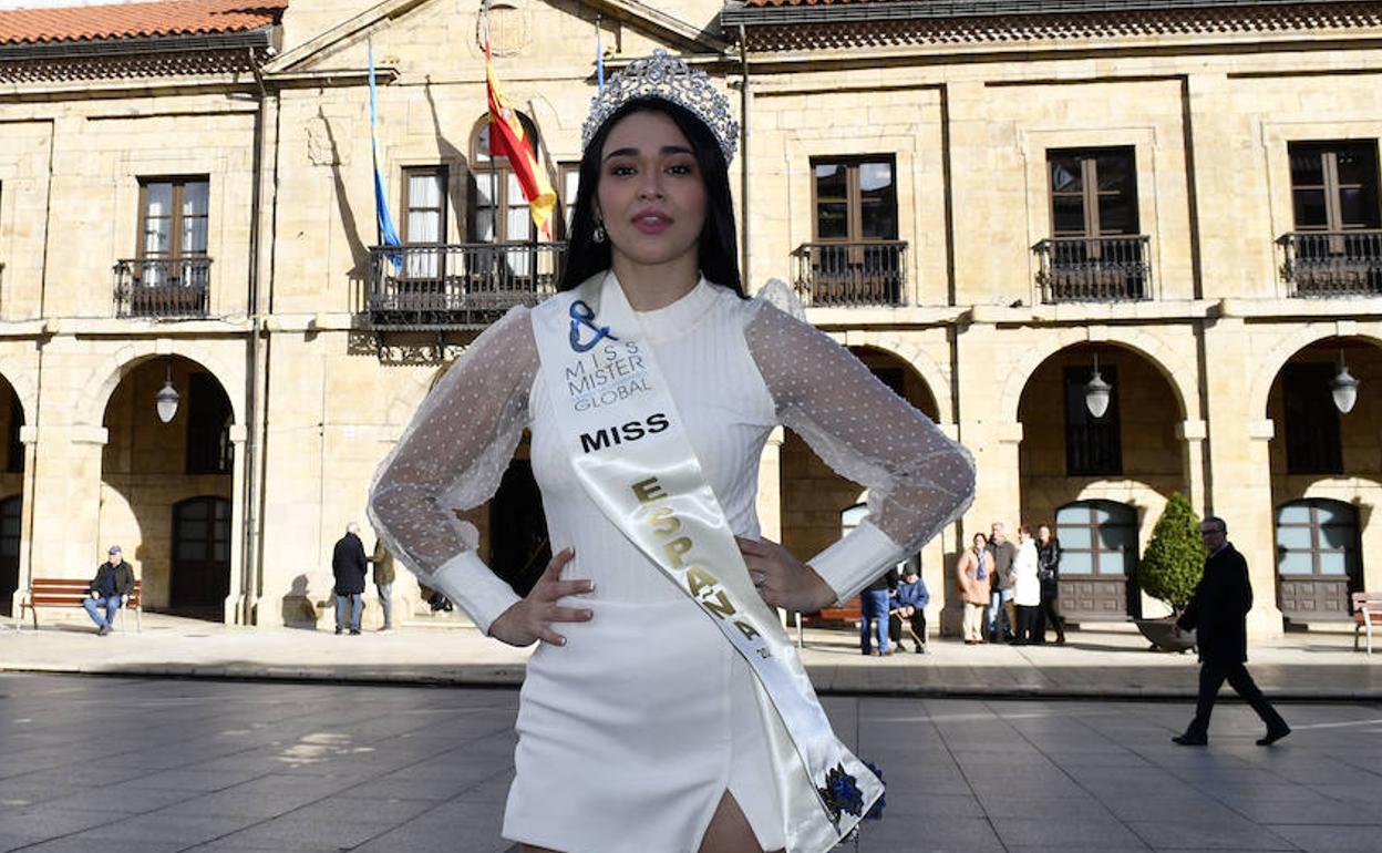 Melany Pérez posa con la banda de miss frente al Ayuntamiento de Avilés. 