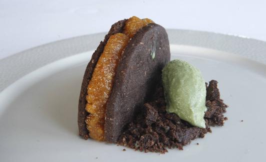 Turrón de chocolate crujiente con almendra del restaurante Ferpel. 