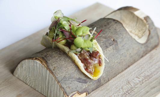 Taco de queso de Taramundi con steak tartar del restaurante Ferpel. 