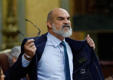 Imagen secundaria 1 - 1. El portavoz de ERC, Gabriel Rufián, pasa por delante del escaño de la ministra de Irene Montero. 2. El diputado de Vox Víctor Manuel Sánchez del Real, durante su intervención en el debate. 3. Iñigo Errejón, portavoz de Más País, espera su turno de palabra. 