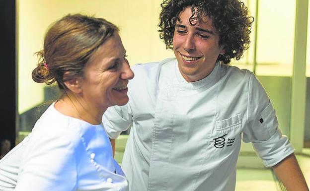 Esther Manzano y su hijo, en la cocina. 