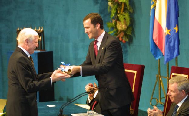 El escritor recibe el premio de manos de Felipe VI, entonces Príncipe de Asturias.