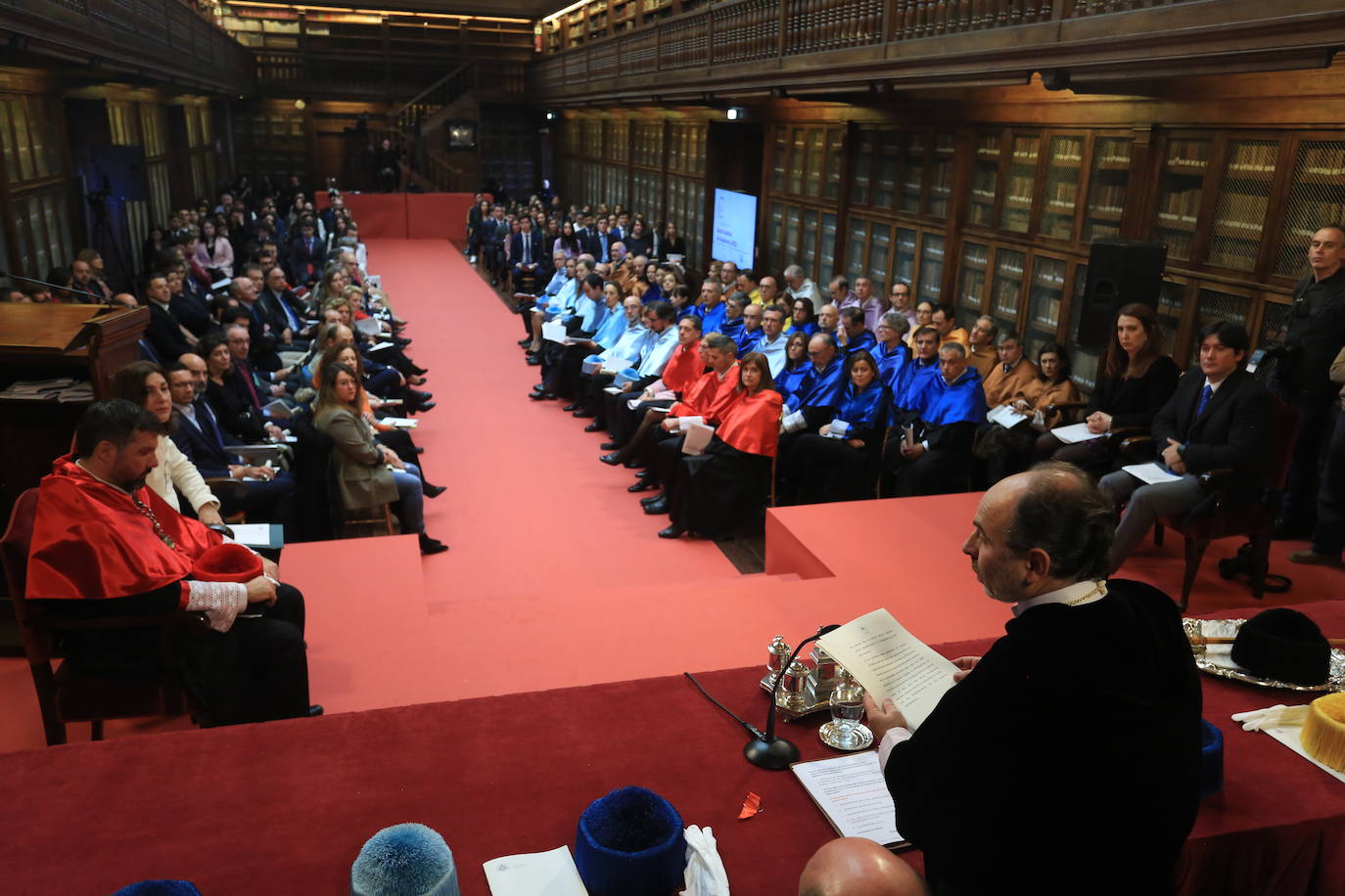 El rector de la Universidad, Ignacio Villaverde, durante la entrega de premios a los mejores expedientes del pasado curso. 