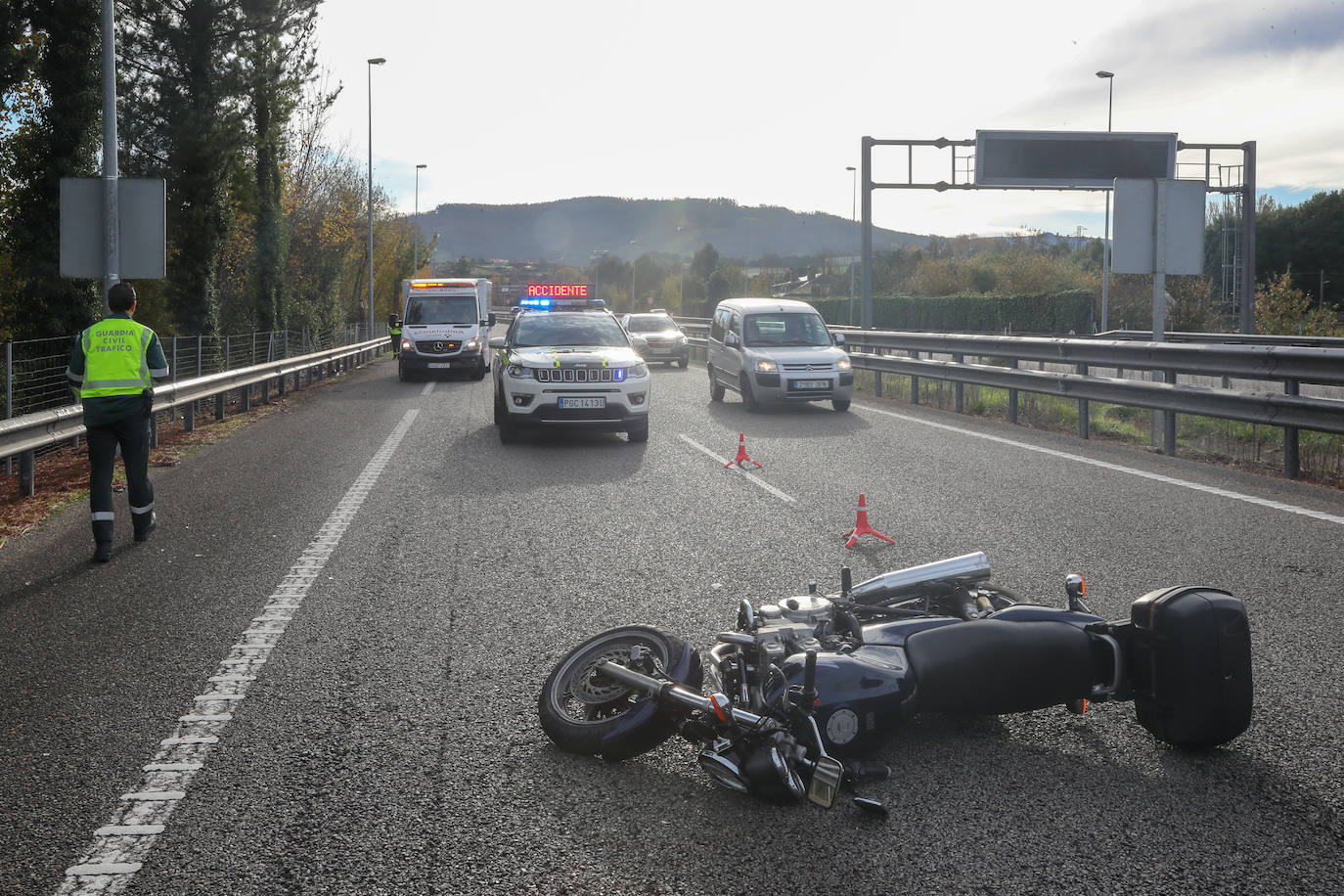 Fotos: Muere el hombre que resultó herido grave tras caer con su moto en la A-8