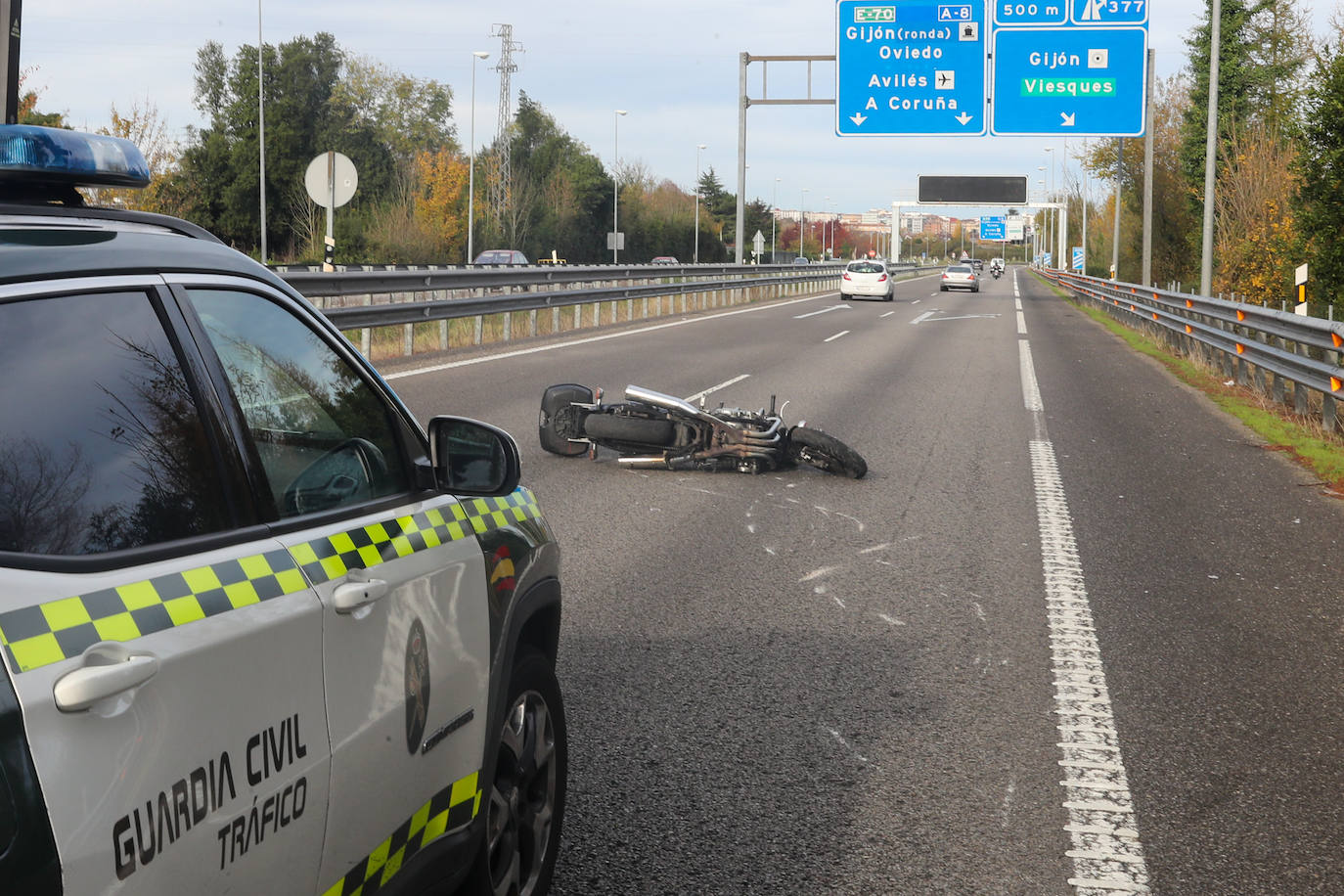 Fotos: Muere el hombre que resultó herido grave tras caer con su moto en la A-8