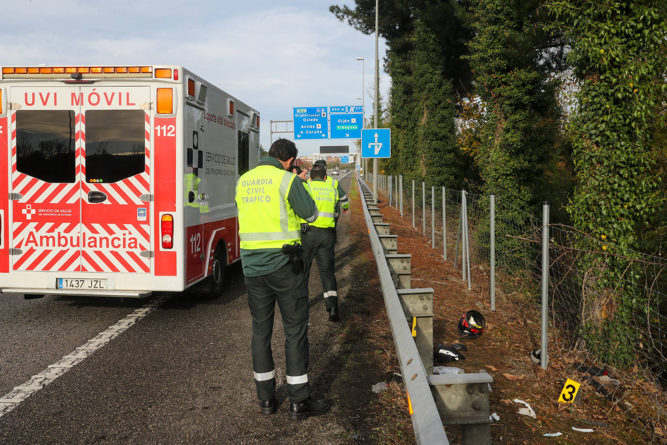 Fotos: Muere el hombre que resultó herido grave tras caer con su moto en la A-8