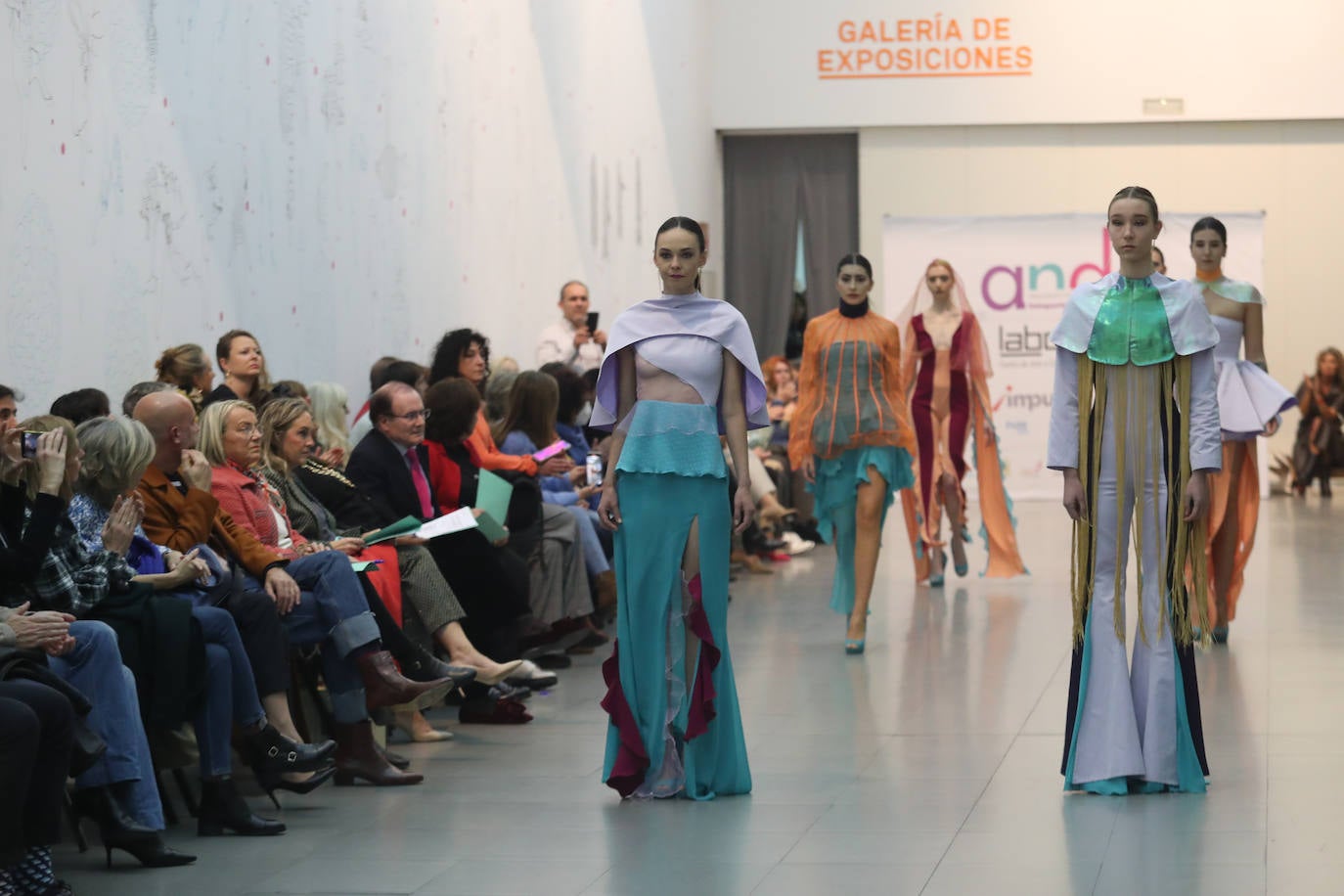 Fotos: Moda asturiana repleta de color y fantasía