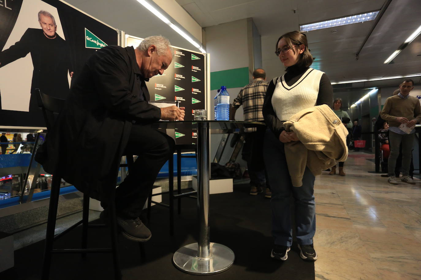 Fotos: Así fue la firma de discos de Víctor Manuel en Salesas