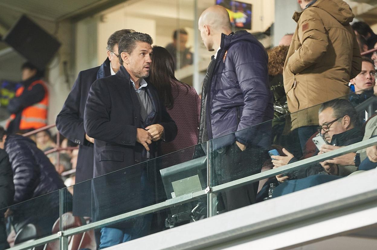 Irarragorri, ayer, antes del inicio del choque, habla con David Guerra, en el palco del Alcoraz. 