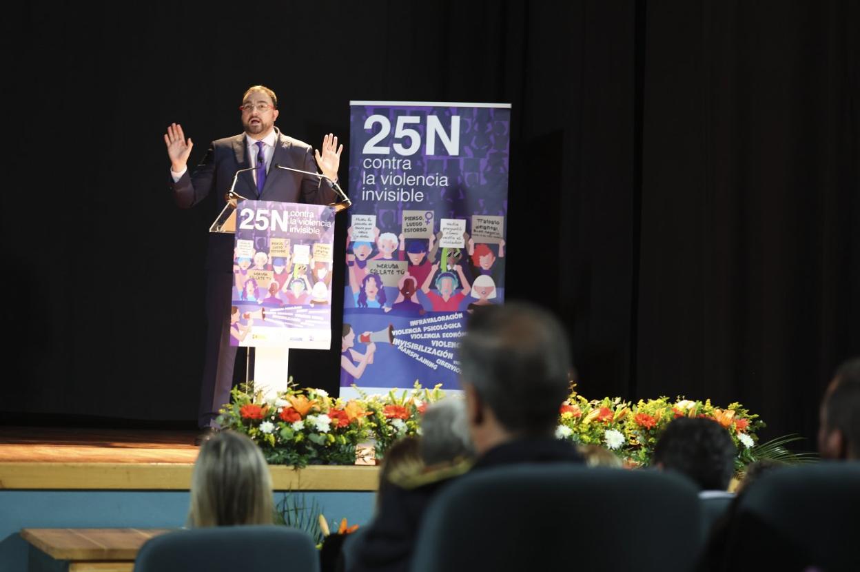 Adrián Barbón, en el acto institucional del 25-N, ayer, en Nava. 