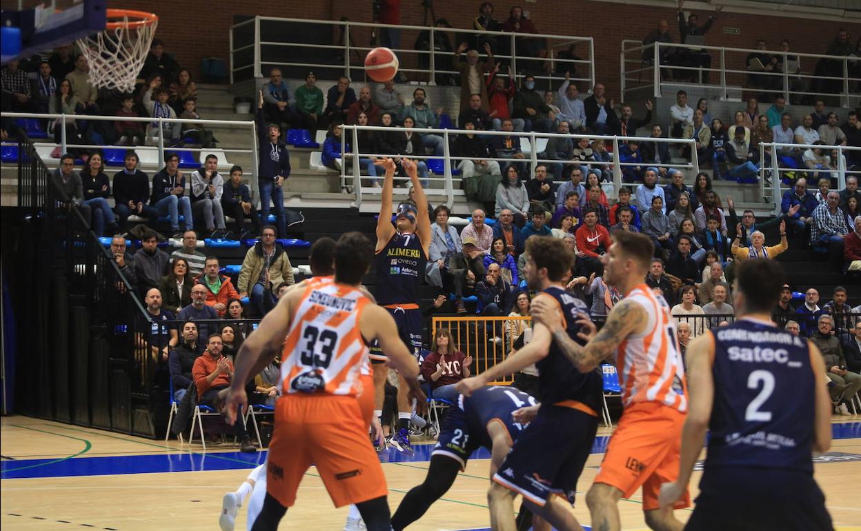 Una jugada del encuentro entre el OCB y el Leyma Coruña. 