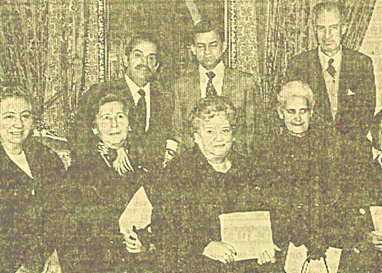 Algunas de las homenajeadas, con los ponentes.