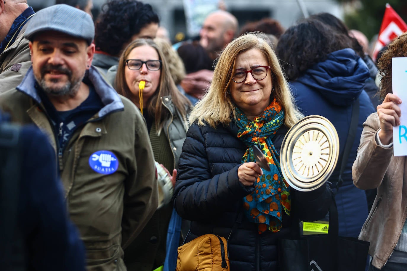 Fotos: Cacerolada de los profesores asturianos ante el «hartazgo» por la LOMLOE