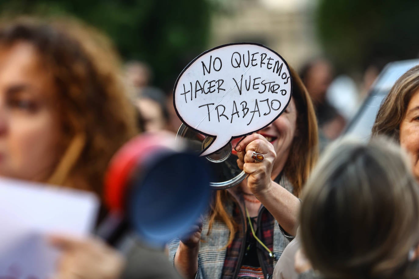 Fotos: Cacerolada de los profesores asturianos ante el «hartazgo» por la LOMLOE