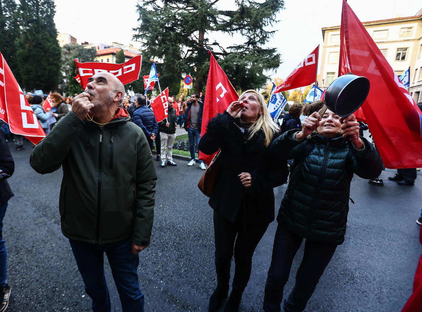 Fotos: Cacerolada de los profesores asturianos ante el «hartazgo» por la LOMLOE