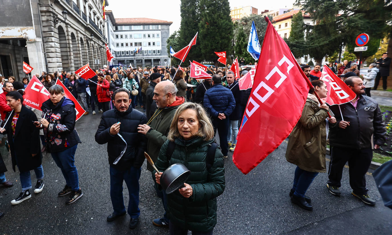 Fotos: Cacerolada de los profesores asturianos ante el «hartazgo» por la LOMLOE