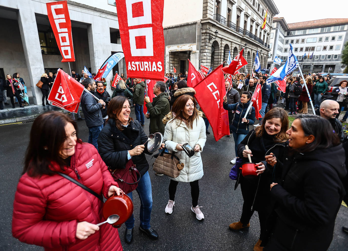 Fotos: Cacerolada de los profesores asturianos ante el «hartazgo» por la LOMLOE