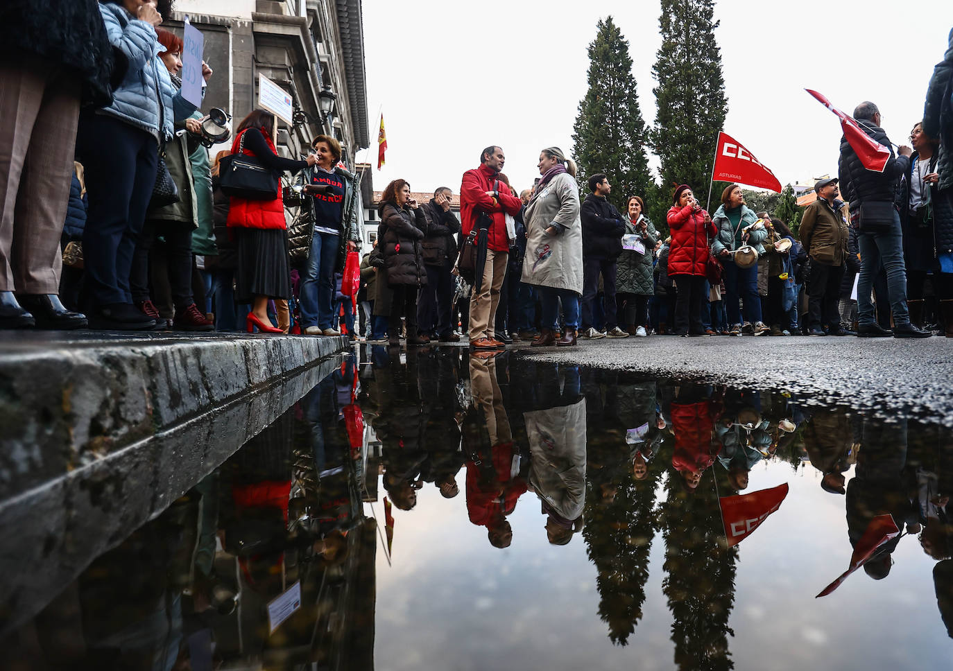 Fotos: Cacerolada de los profesores asturianos ante el «hartazgo» por la LOMLOE