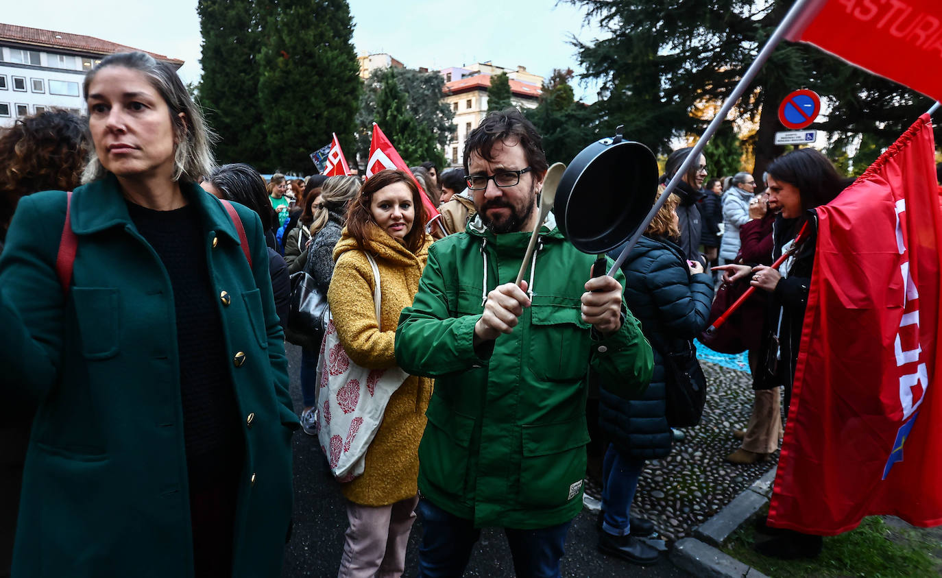 Fotos: Cacerolada de los profesores asturianos ante el «hartazgo» por la LOMLOE