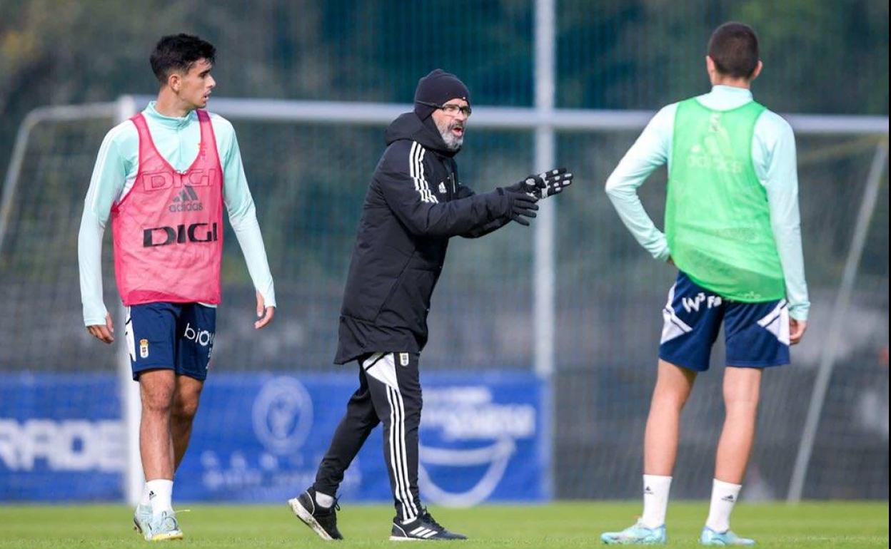 Cervera, entrenador del Real Oviedo, da indicaciones a los jugadores en una sesión de entrenamiento. 