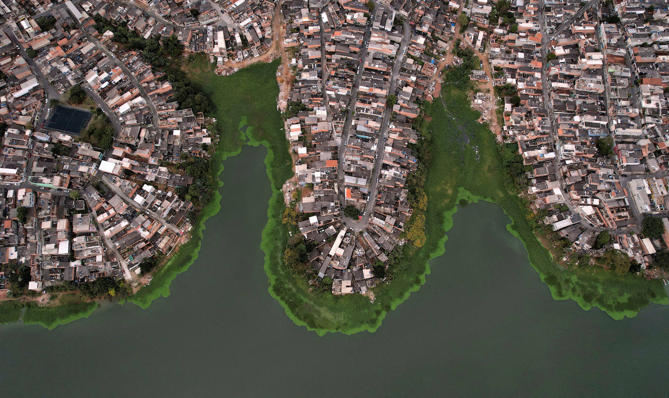 Vista aérea que capta el crecimiento irregular de la ciudad de Sao Paulo. También puede verse la suciedad de las aguas a orillas de la presa Billings. 