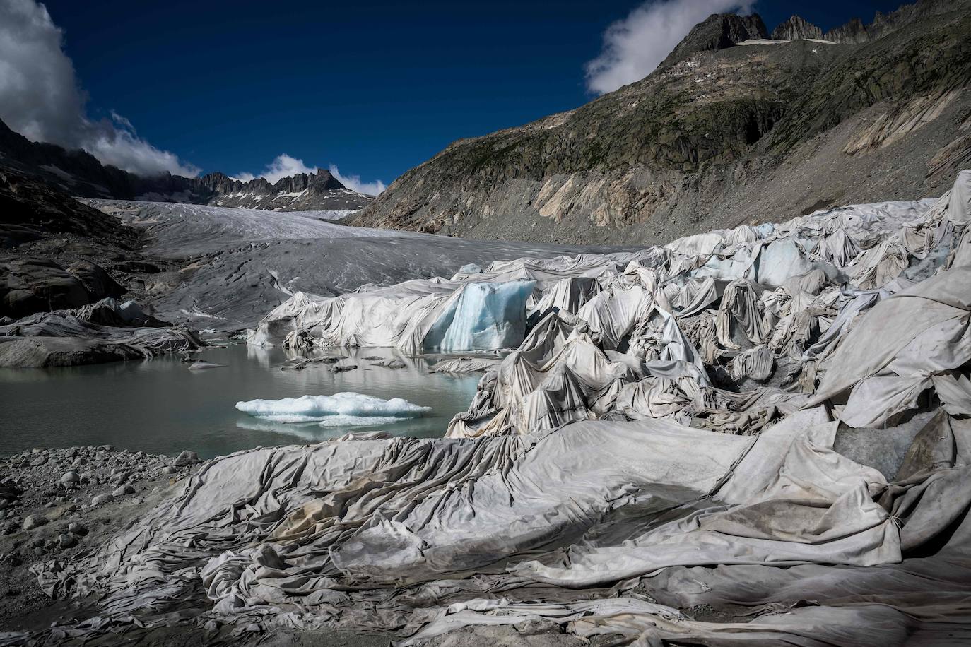 El glaciar Rhone fue seleccionado entre diez glaciares de todo el mundo para ser monitorizado y medir el impacto del calentamiento global.En la imagen puede verse una espuma aislanteqe cubre parte del glaciar para evitar que se derrita. 