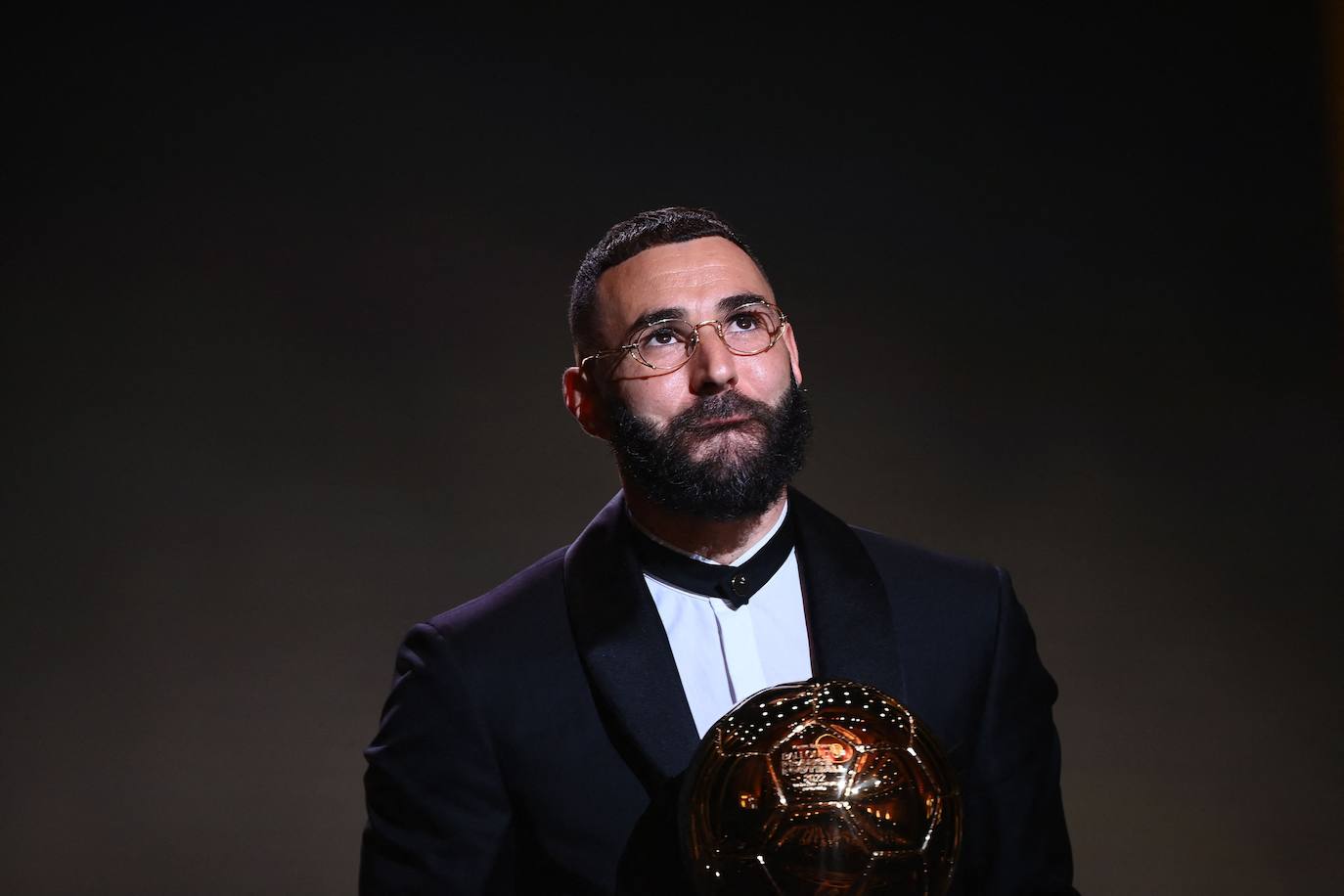 El delantero francés del Real Madrid, Karim Benzema, recibe el premio Balón de Oro durante la ceremonia de entrega del Balón de Oro Francia de Fútbol 2022 en el Teatro du Chatelet de París, el 17 de octubre de 2022.