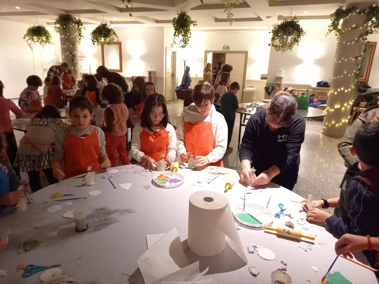 El parador de Cangas de Onís y la asociación Emburria dan la bienvenida a la Navidad El