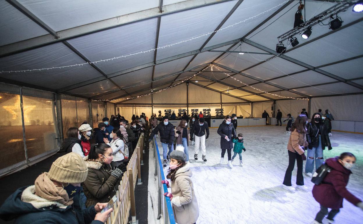 La pista de hielo se traslada este año de La Exposición al Pabellón de La Magdalena, igual que la casa de Papá Noel y muchas de las actividades infantiles. 