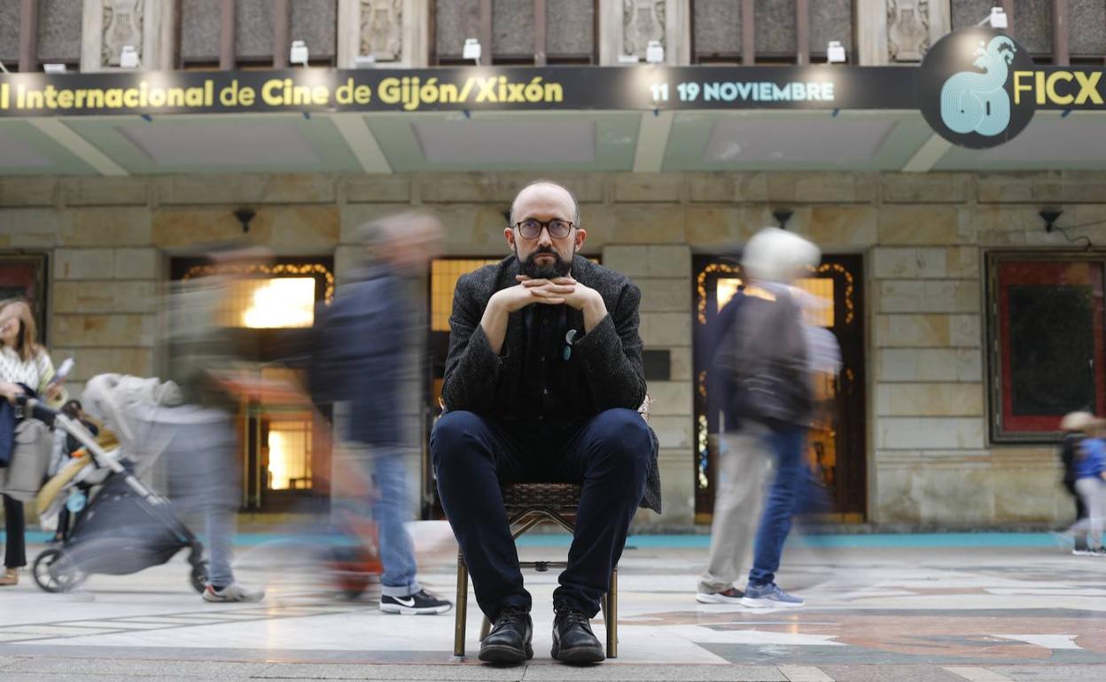 El director del FICX, Alejandro Díaz Castaño, ante el Teatro Jovellanos el último día del festival. 