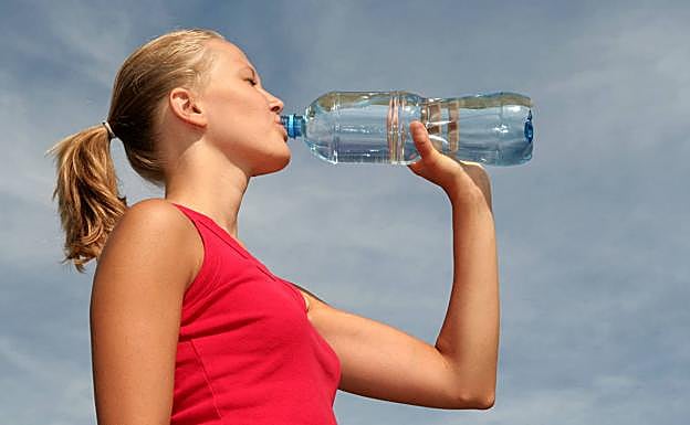Los deportistas necesitan un litro más de agua que las personas sedentarias