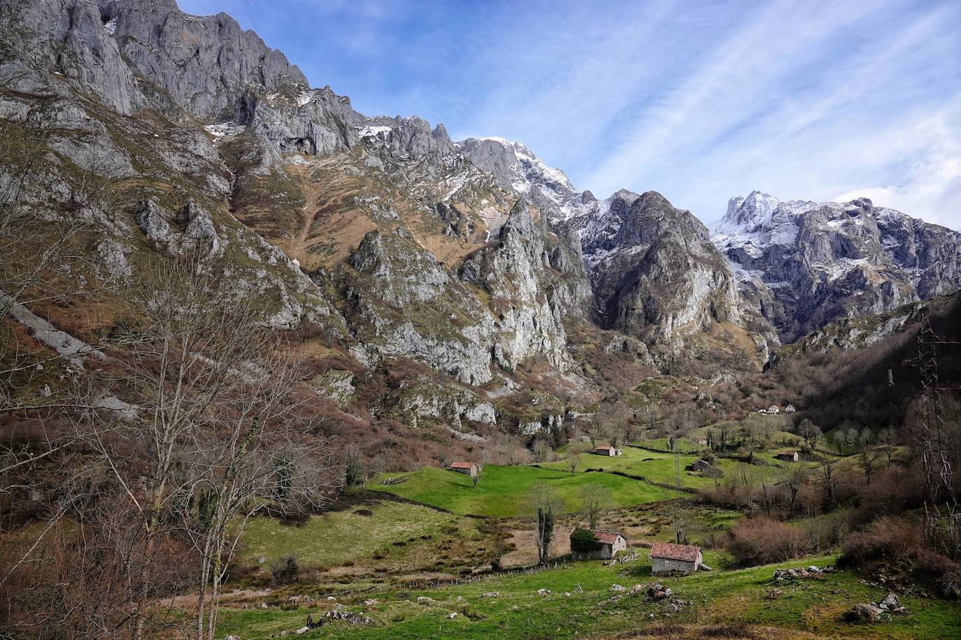 Cuando uno piensa que los paisajes asturianos no pueden volver a sorprenderle, aparece un rincón que no conocía del Principado capaz de dejarlo sin aliento. Es el caso del Valle de Angón, situado en Amieva, ofrece los Picos de Europa como telón de fondo y una naturaleza salvaje que merece la pena visitar. 